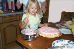 Amy beim Erdbeerkuchen backen